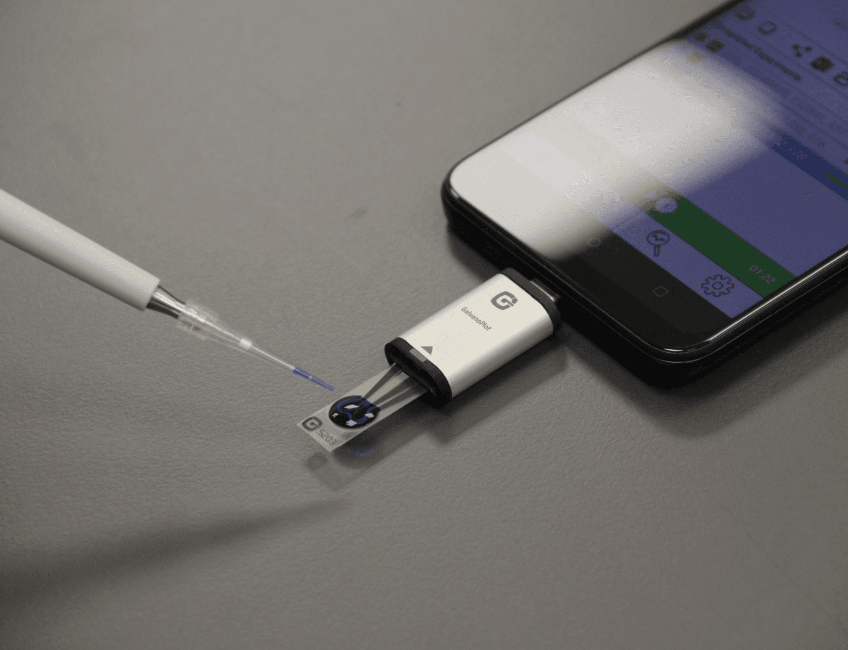 Super-compact bi-potentiostat GX104